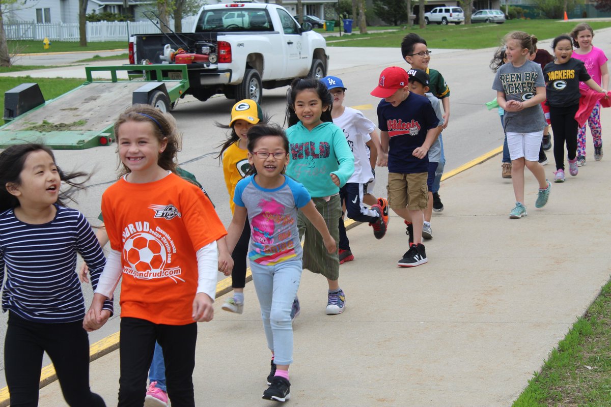 greenbayschools's tweet image. Students at @GBWilderES walked today to find a cure for @JDRF. So far, the school community has raised more than $800! Thanks to @otis_day for providing the music this afternoon. #GBAPSProud #CommunityReady