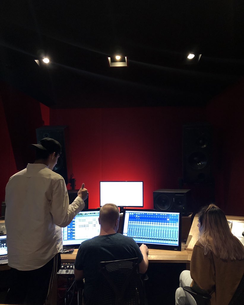 subcatstudios's tweet image. Today we’re working on a new track off of @iamsakhari upcoming album! Be sure to check it out #subcatstudios #recordingsessions