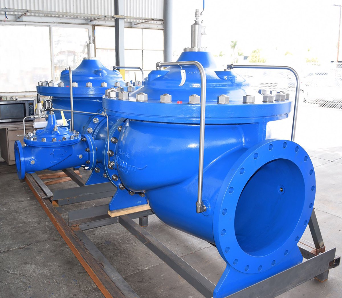 ClaValUSA's tweet photo. This custom-built, high capacity, ultra-low headloss backflow preventer is heading to an oil refinery in Texas to protect the public water system from contamination in the event of flow reversal. Better solutions, delivered by Cla-Val.
https://t.co/H3epRFRzUW https://t.co/4F0XbsvGvH