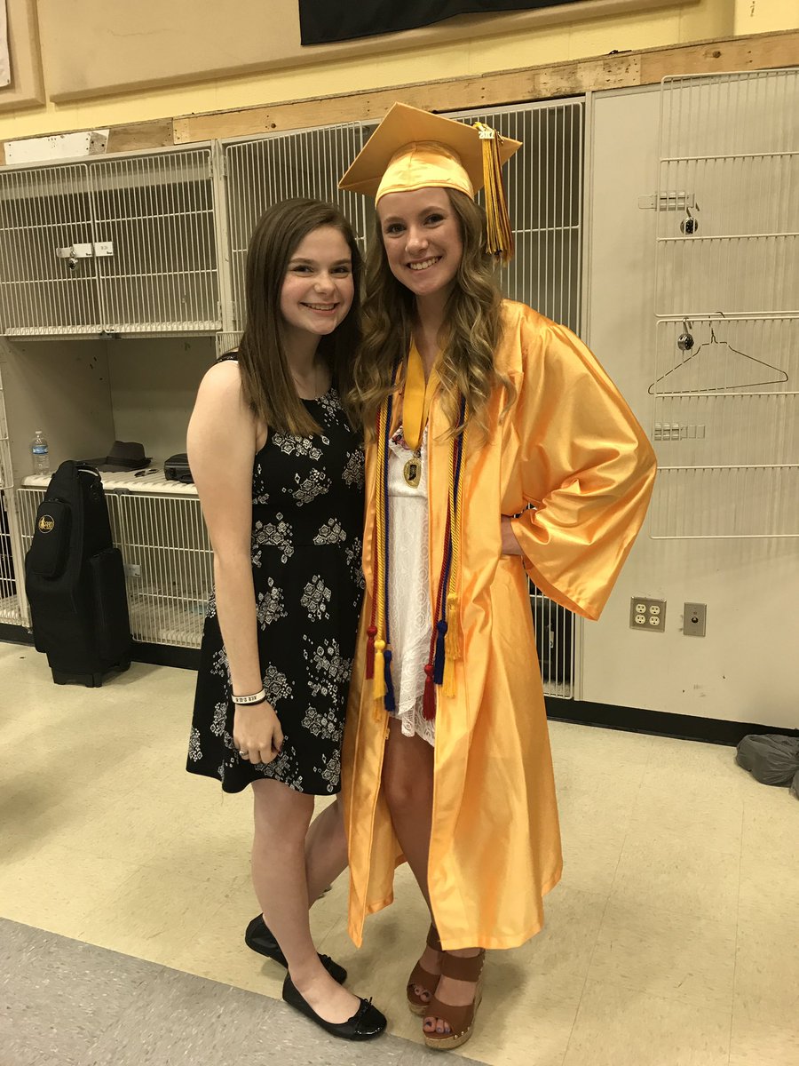 perkinsannie11's tweet photo. Happy Birthday @its_anna21 !!! I hope you have a great day! We really need to take some new pictures cause in a couple weeks you’re gonna be the one graduating and leaving for college lol. Love you lots ❤️❤️❤️ https://t.co/aQ5d6V21g5