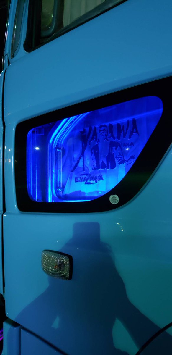ステッカー屋 じゅん 作成代行 お客様からお写真とどきました トラックの小窓に貼っていただきました Yazawa 矢沢永吉 ステッカーオーダー ステッカーじゅん