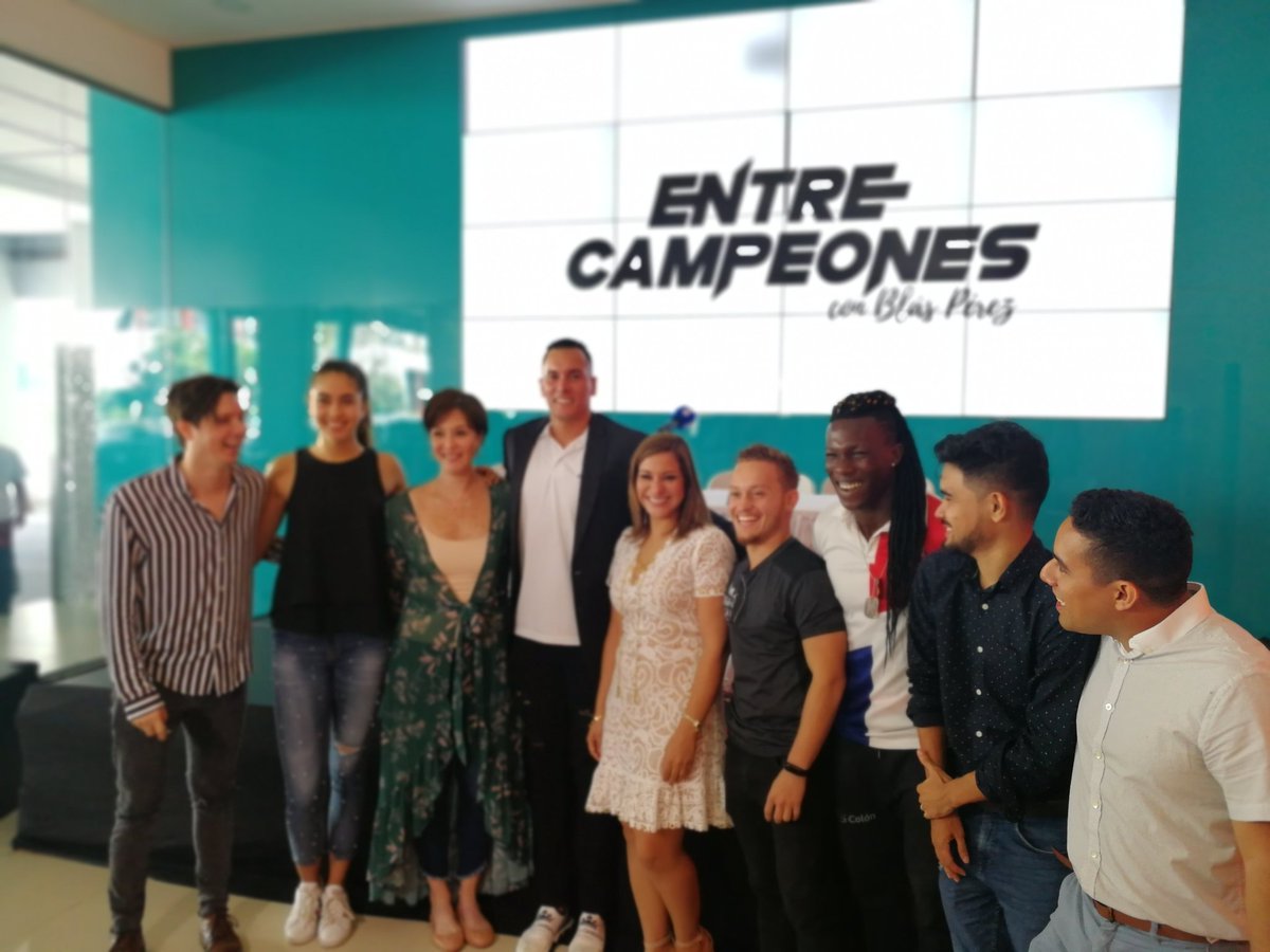 DavidSakata's tweet image. Felicidades @superraton7 y @GreenFilmsPro por el lanzamiento de @CampeonesEntre por @COS_Sports