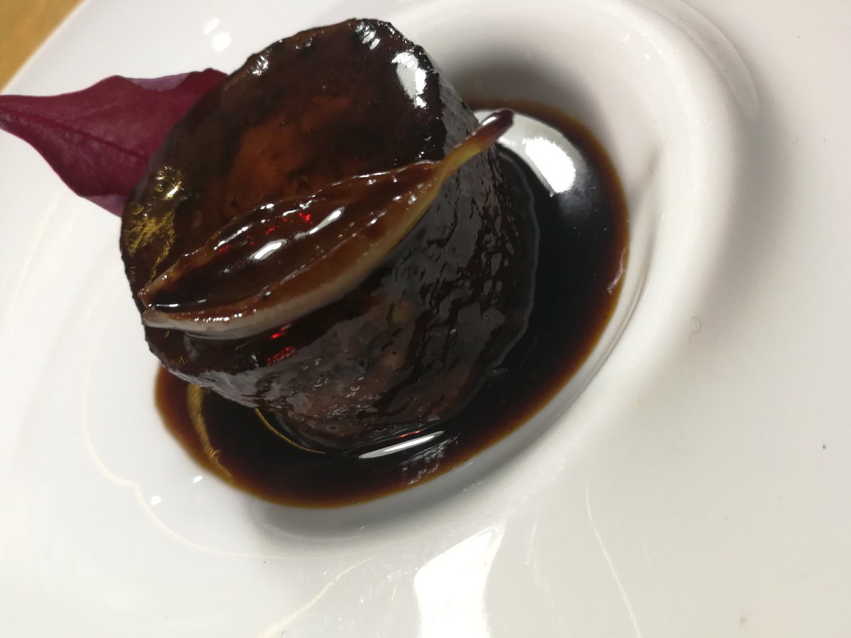 kiskogarciachef's tweet photo. Una de las últimas incorporaciones de nuestro menú: Royal de rabo de toro. Fusionamos una técnica de cocina francesa con uno de los máximos exponentes de la gastronomía cordobesa. Seguimos cocinando Andalucia!
#AndaluciaenlaBoca #EstrellaMichelin #ChocoRestaurant https://t.co/Sx3AxHIPUW