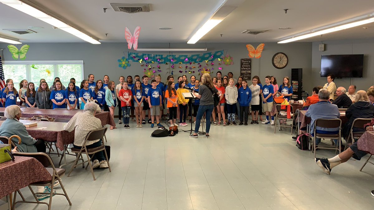 sterao8's tweet photo. Today @HowellTwpRamtwn brought our 5th grade Chrous students to the Senior center where we taught the residents all about #algorithms It was a hit! #HTPSCommunityEngagement #HTPSLearnerSuccess #HowellLeads #FutureReadyNJ @microbit_edu @Ozobot https://t.co/9AGpRstpwK
