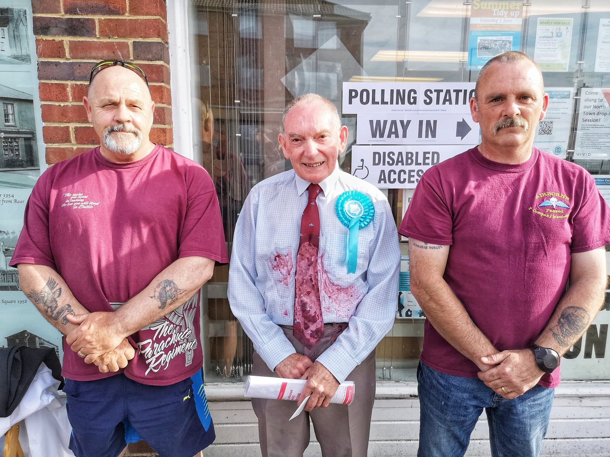 Paul_J_Chapman's tweet image. Don, joined by a couple of supporters from the #airborne brotherhood.