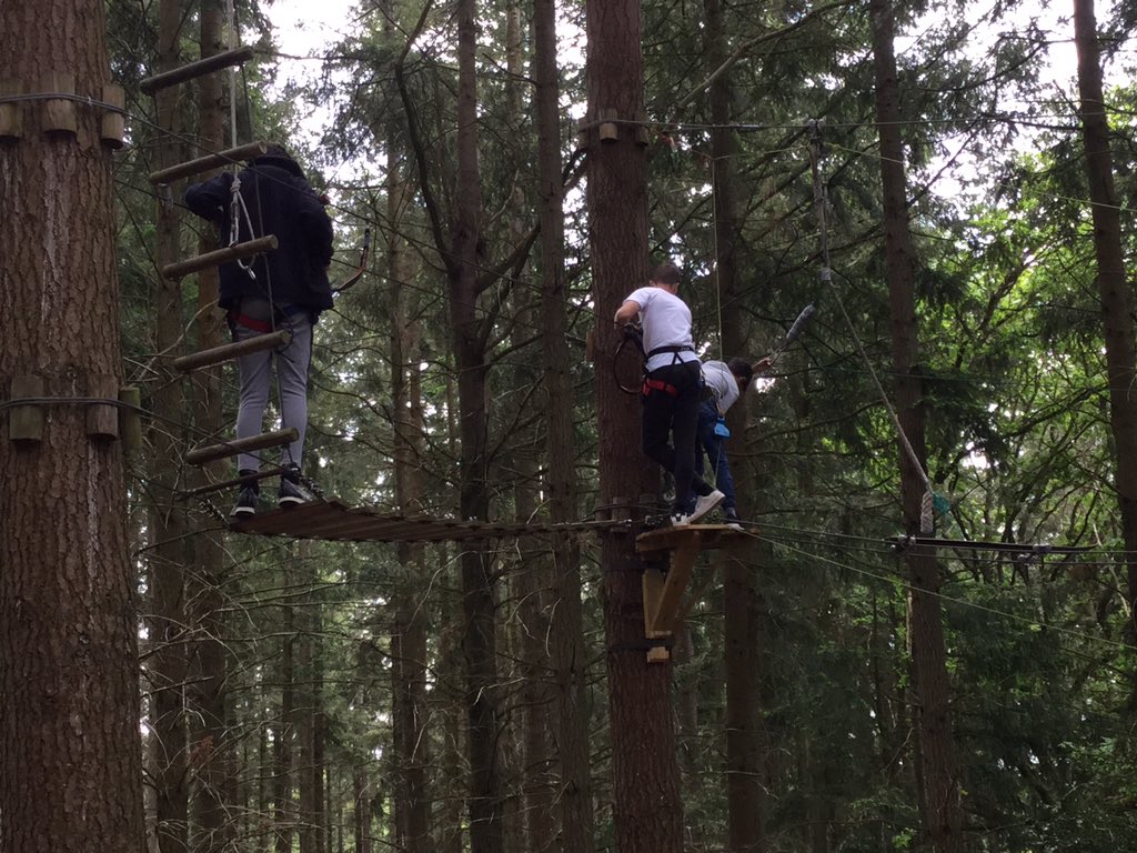 DunhurstCamps's tweet photo. Et cet après-midi, les garçons faisent d’acrobranche. 
#Block2inFrance #MonkeyingAround @DunhurstSchool https://t.co/dxBnf8Qxpw