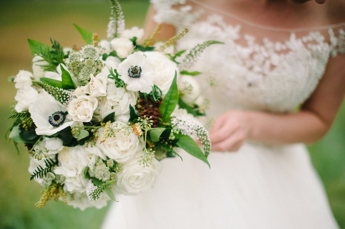 FoxtailCottage's tweet photo. Beauty emerges at a rustic-themed wedding with bouquets filled with white anemones with dark centers, white hydrangea, and snowy astrantia. 
Venue: @EarlyMountain 
#wedding #florals #charlottesville #virginia #virginiaweddings #eventdecor https://t.co/LksNEcfo6l
