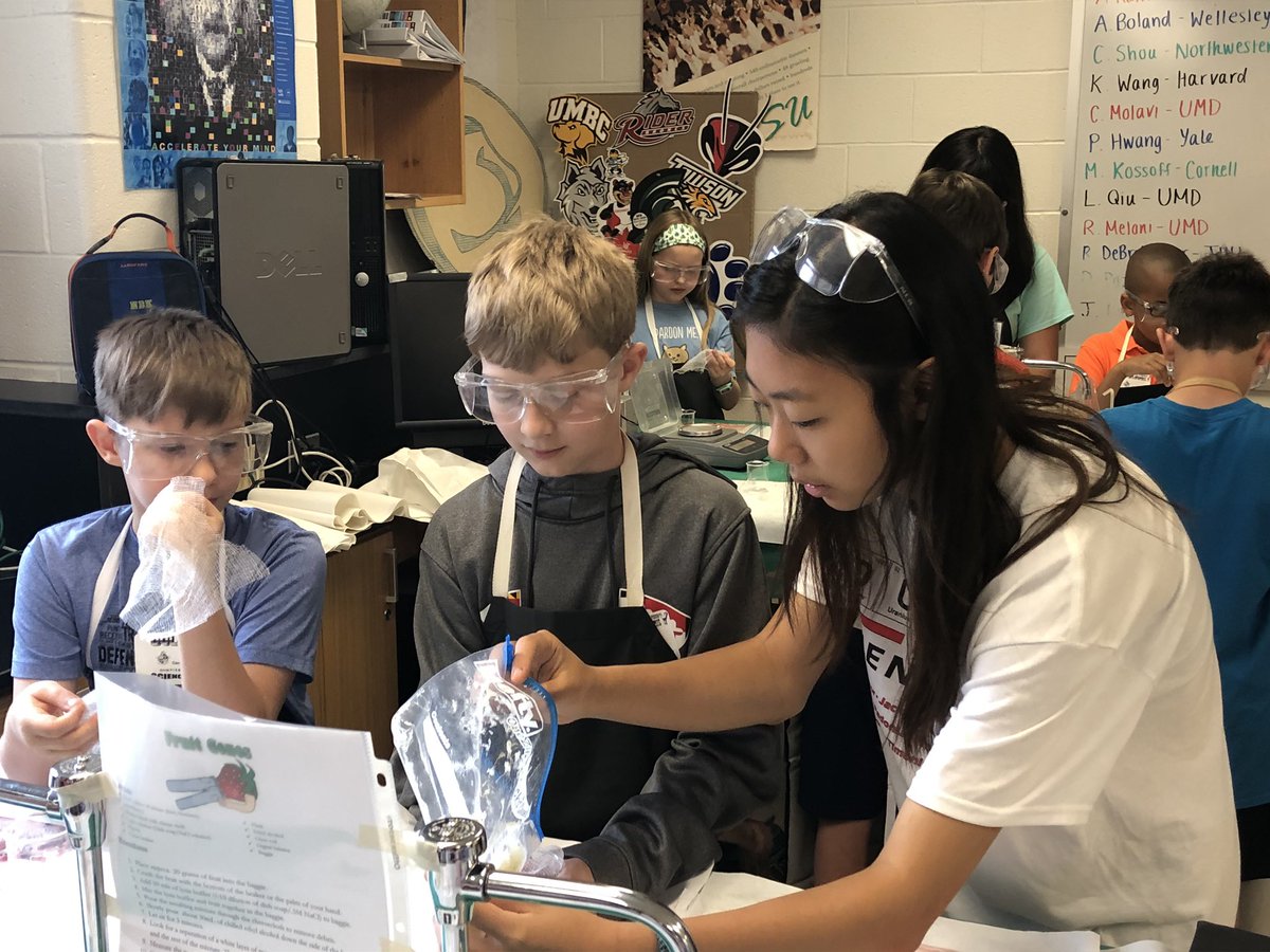 Mrs_Caplan's tweet photo. It’s so aMAYSing to see former labs from our first ever 5th Grade class helping our current @Team_MCES Ss to extract fruit DNA 🧬 at @dulaneyscience Day!! #DSD19 Paws up 🐾 to Nicole & Annie! #labsleadtheway https://t.co/uH8WJT7ddG