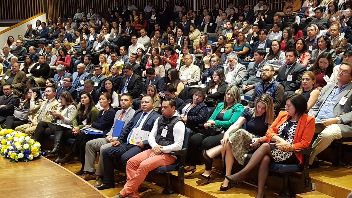 MinTrabajoEc's tweet photo. "Es la primera vez en la historia que tenemos una #AgendaCapacitación 2018-2021 que nos ayudará a cerrar la brecha entre educación y pobreza, gracias al liderazgo de nuestro Presidente @Lenin Moreno y la @setec_ec." Min. @abgmadero https://t.co/5LdOzJeY0l