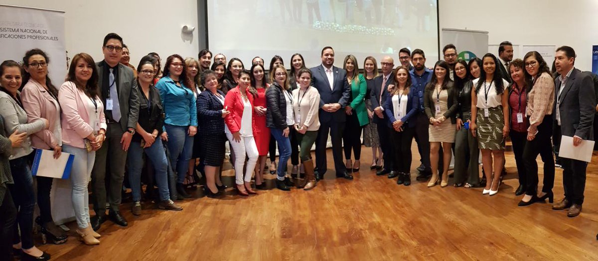 MinTrabajoEc's tweet photo. "Es la primera vez en la historia que tenemos una #AgendaCapacitación 2018-2021 que nos ayudará a cerrar la brecha entre educación y pobreza, gracias al liderazgo de nuestro Presidente @Lenin Moreno y la @setec_ec." Min. @abgmadero https://t.co/5LdOzJeY0l