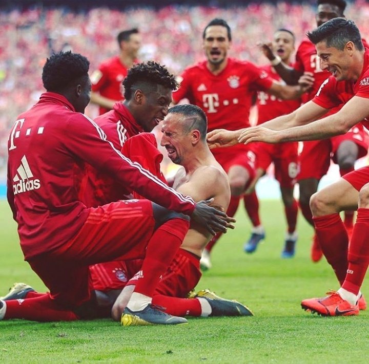 O choro da despedida. Uma imagem para a história do Bayern.