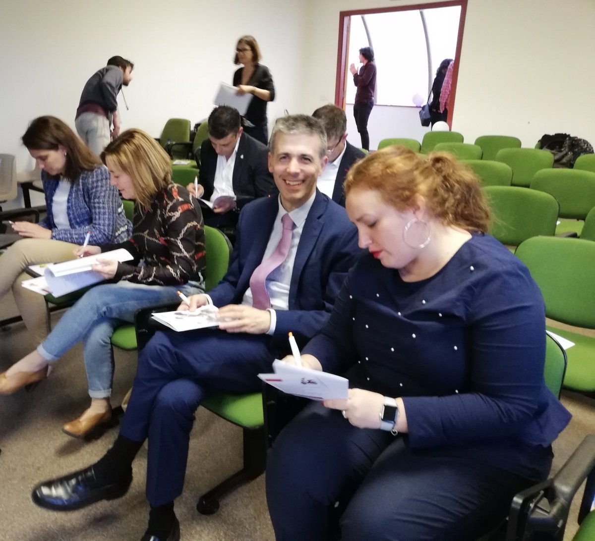 El jurado deliberando y discutiendo. Nervios!! 🤞🤞Muchas gracias a <a href="/alisys/">Alisys</a> <a href="/Liberbank/">LiberMoney</a> MBA y @EnergiaEDP por su indispensable colaboración con el proyecto.