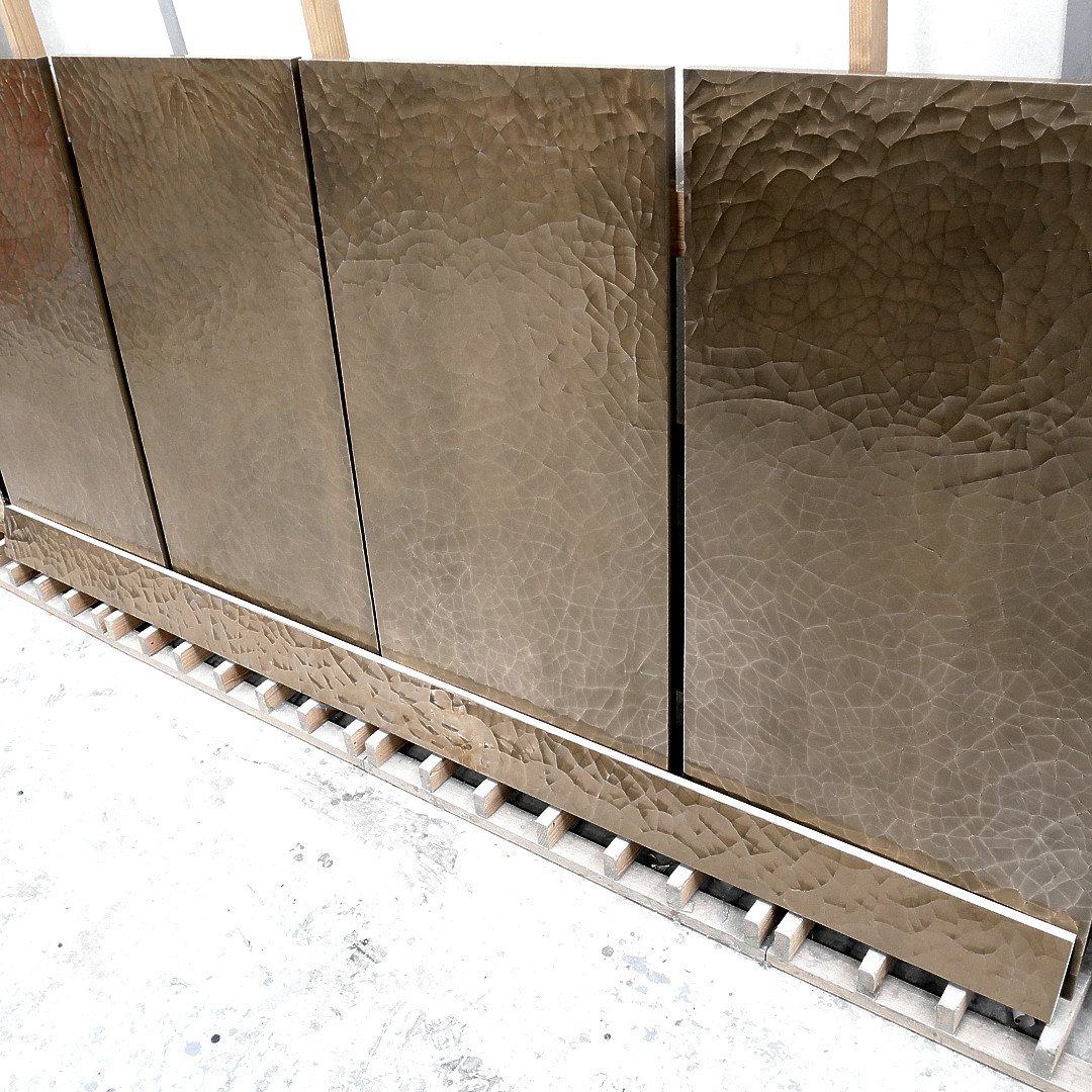 sterlingstudio6's tweet photo. Buffed up and ready to ship out #bronzegesso #bronzecrackle #gessopanels #gessoboards #gessointeriors #cracklesurfaces #crackleinteriors #crackleeffects #metallicresins #resin #decorativeresins #bespokesurfaces #tactilesurfaces #interiordesign #interiorsurfaces #decorativearts https://t.co/VXT7nUQWtb