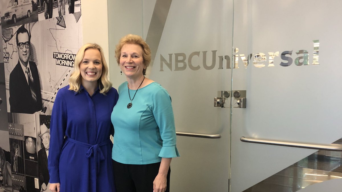 SWMedFoundation's tweet photo. When mom’s there to cheer you on. We are so impressed by our 2019 Ho Din Award winner @Bethany_Werner and grateful that she’s staying at @UTSWNews for her ob/gyn residency! Tune in to @NBCDFW today at 4 to learn more. #dallas #swmed #utsw https://t.co/dcDxwk34R9