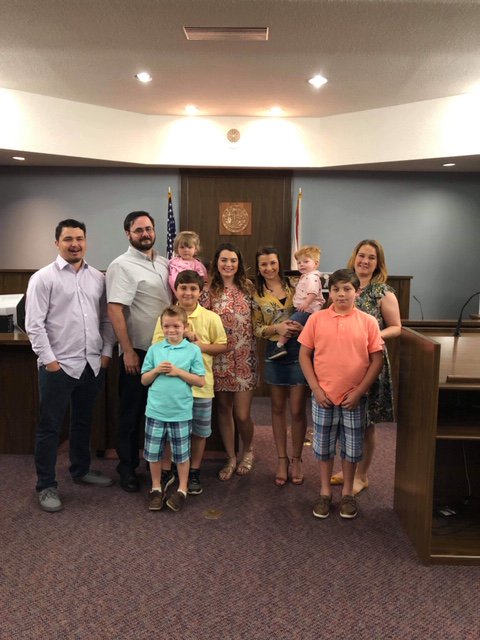 One_MoreChild's tweet photo. April &amp; @nathaneddins are all about keeping siblings together in #fostercare. 

So much so, that they recently adopted a sibling group of 4 who they fostered!

They are candidates for our Foster Parent(s) of the Year. Read their story and VOTE TODAY: https://t.co/7haYDPVCHL https://t.co/Hl0AcUKlvn