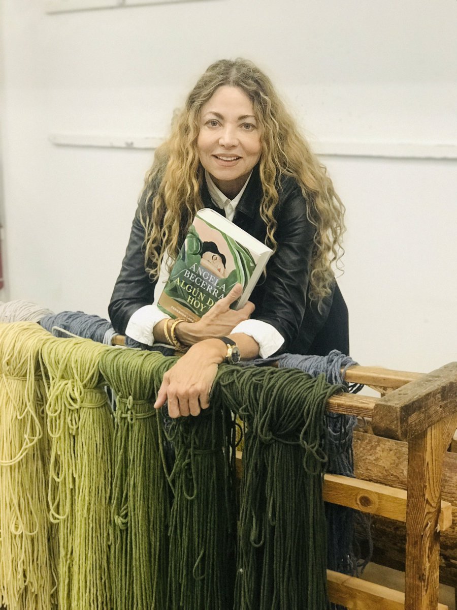 angela_becerra_'s tweet photo. Entrevista en la fábrica de tapices de Madrid #RNE entre telares e hilos.  #novela #editorialplaneta #planetadelibros https://t.co/KoM5STTX4K