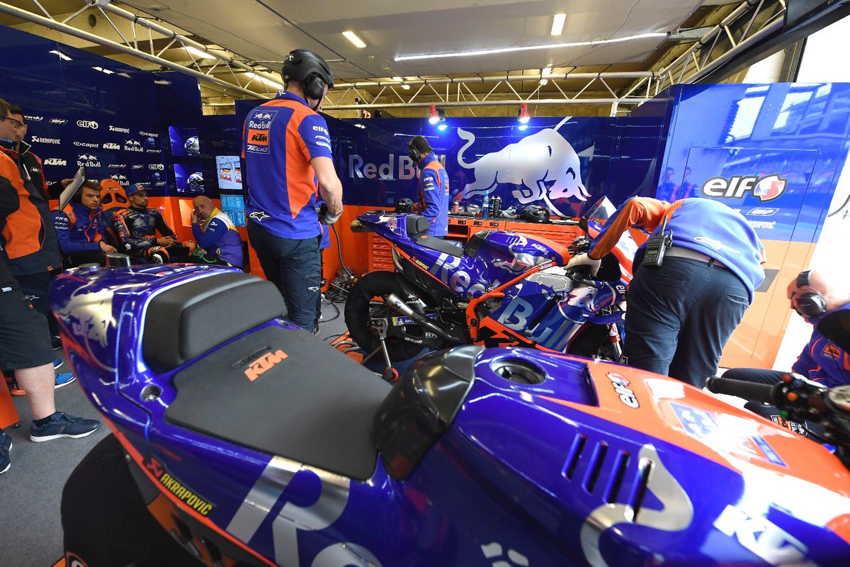 Tech3Racing's tweet image. Men at work 👉🏻 #FrenchGP edition 🇫🇷
#KTM #Tech3 #MotoGP #MO88 #Turma88 #HS55 #Bo55ku @MotoGP