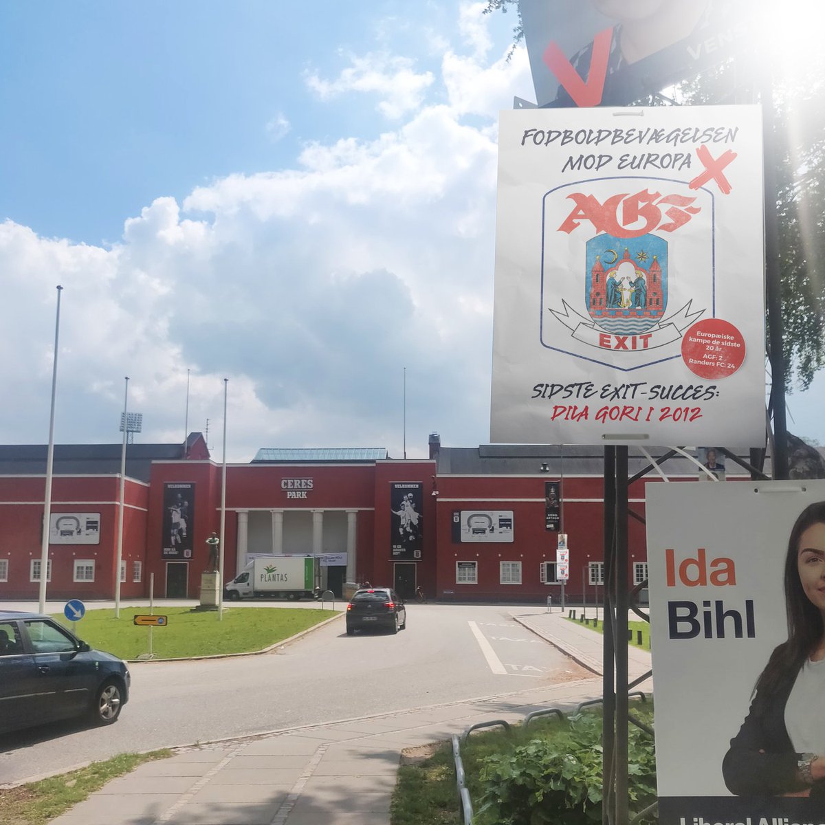 Randers_FC's tweet image. På søndag er der en vigtig fodboldkamp - men også et vigtigt valg til Europa-Parlamentet ✍️❌

Som fodboldklub forholder vi os politisk neutralt, men mangler du inspiration til, hvor du skal sætte dit kryds, så kan du måske kigge forbi Ceres Park i Aarhus... 😉

#randersfc #sldk