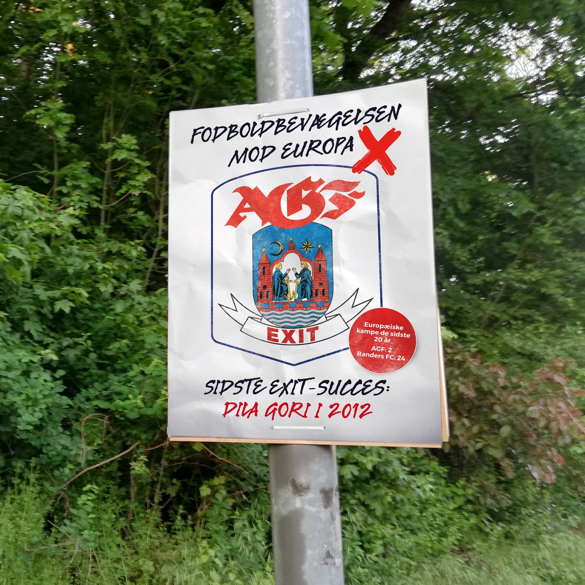 Randers_FC's tweet image. På søndag er der en vigtig fodboldkamp - men også et vigtigt valg til Europa-Parlamentet ✍️❌

Som fodboldklub forholder vi os politisk neutralt, men mangler du inspiration til, hvor du skal sætte dit kryds, så kan du måske kigge forbi Ceres Park i Aarhus... 😉

#randersfc #sldk