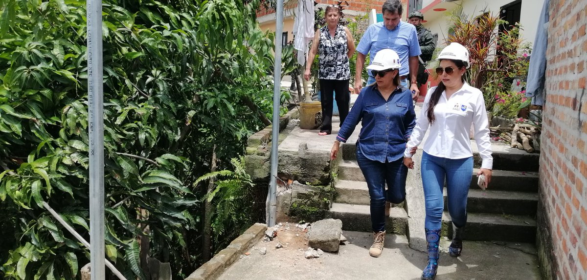 alcaldiaocana's tweet photo. La alcaldesa la @MiriamPradoC acompañada de la Secretaria de Vías y el Gestor Social, realiza seguimiento a la ejecución del proyecto de cerramiento de protección que se instala en algunas vías del sector de la Santa Cruz https://t.co/ShXtCTLI90