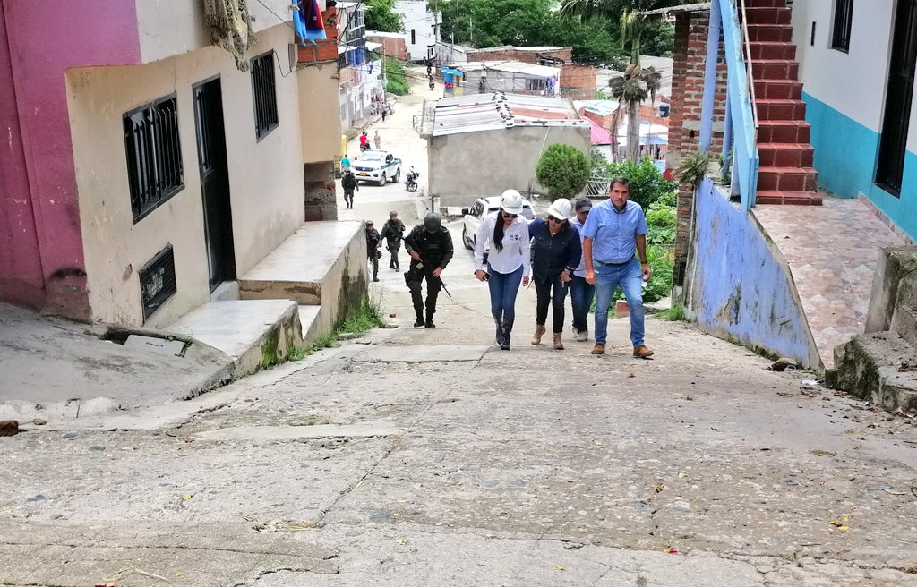 alcaldiaocana's tweet photo. La alcaldesa la @MiriamPradoC acompañada de la Secretaria de Vías y el Gestor Social, realiza seguimiento a la ejecución del proyecto de cerramiento de protección que se instala en algunas vías del sector de la Santa Cruz https://t.co/ShXtCTLI90