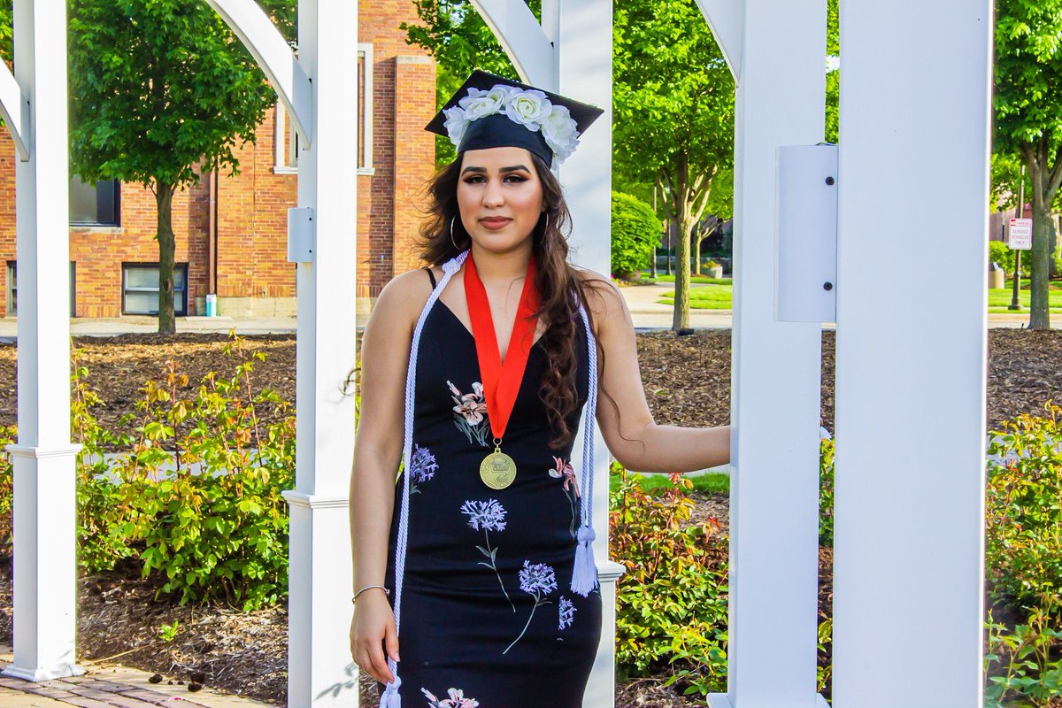 gustavion327's tweet photo. I love capturing people’s special moments and helping them feel confident about themselves. ✊🏽 Photos taken at Lewis University 📸 #photography #latinxgrads #gradszn #latinaexcellence #college #latinxgradcaps https://t.co/38jHAbtCYG