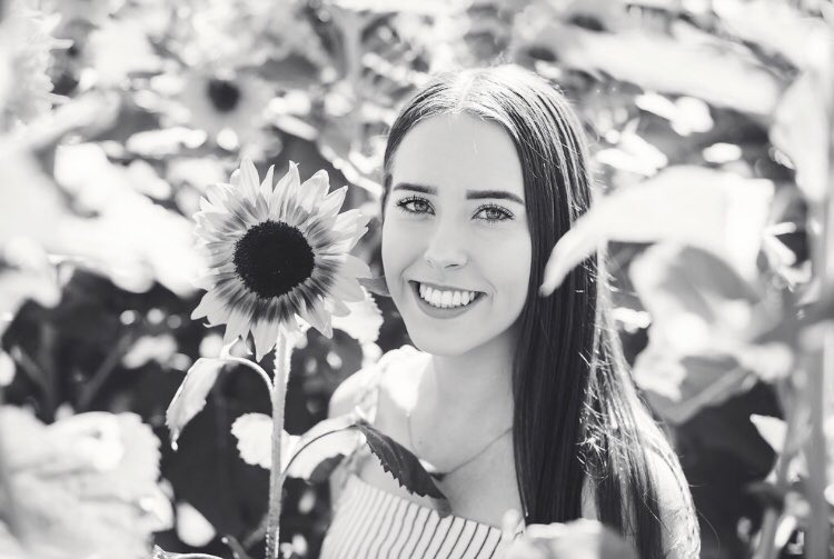 maddietucker25's tweet photo. finally done with high school, thanks for all the support from everyone 🎓🤩✨ #patip https://t.co/3kZl2UNQME