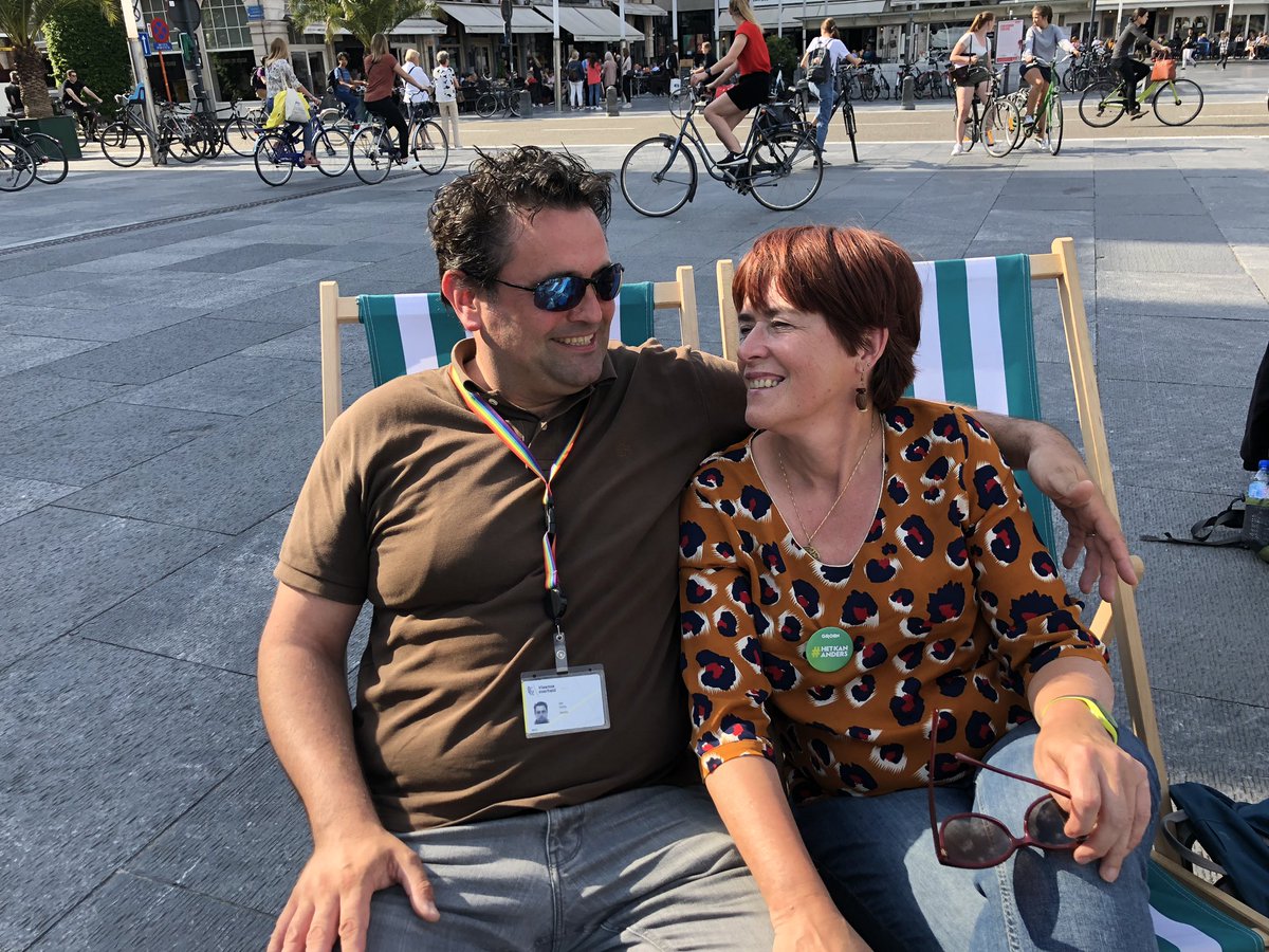 joscarwilde's tweet photo. 5j geleden veroverde @Groenvlaamsbrab 2 zetels in @vlaparl, nu gaan we voor 3. Op nr. 3 staat Ann De Martelaer (Lubbeek), hier enkele uren geleden samen met mij chillend op het - what’s in a name - Martelarenplein in Leuven. Kleur zondag #DeMartelaerOpDrie & #ThysOpTien! #vk19 https://t.co/pT9iamPBWi
