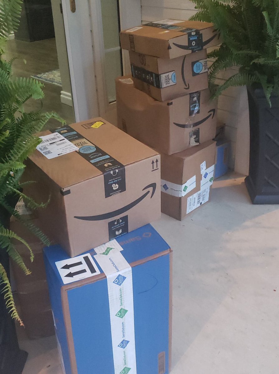 SisuYouth's tweet photo. We are so grateful to be part of a community that continuously shows up for our youth. Thank you, from the bottom of our hearts, for all of your donations! #EndYouthHomelessness #EndYouthHomelessnessOKC #OKC #OKCCommunity #OklahomaCity #EndHomelessness https://t.co/WV4J3CKPJu