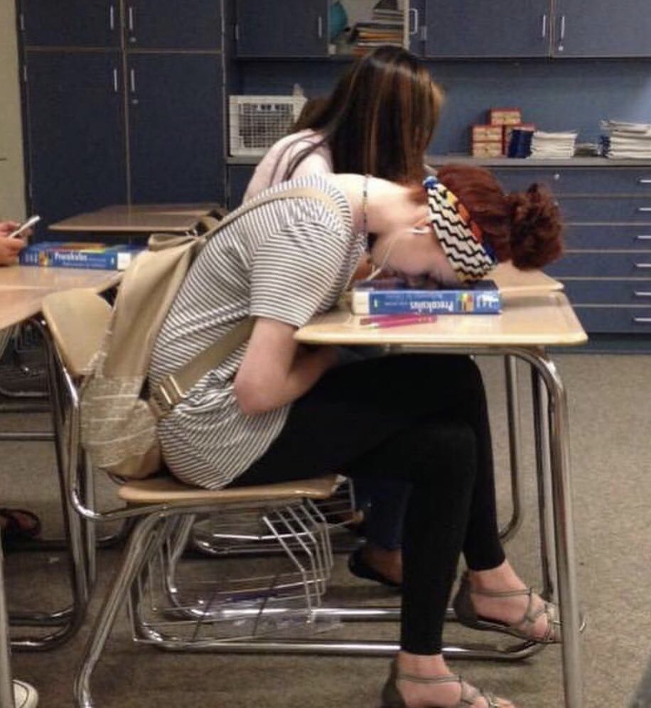 _cWhiii's tweet photo. A thread of me in my high school French class: credit to the photographer @Arenclelle https://t.co/HDONHyrUCM
