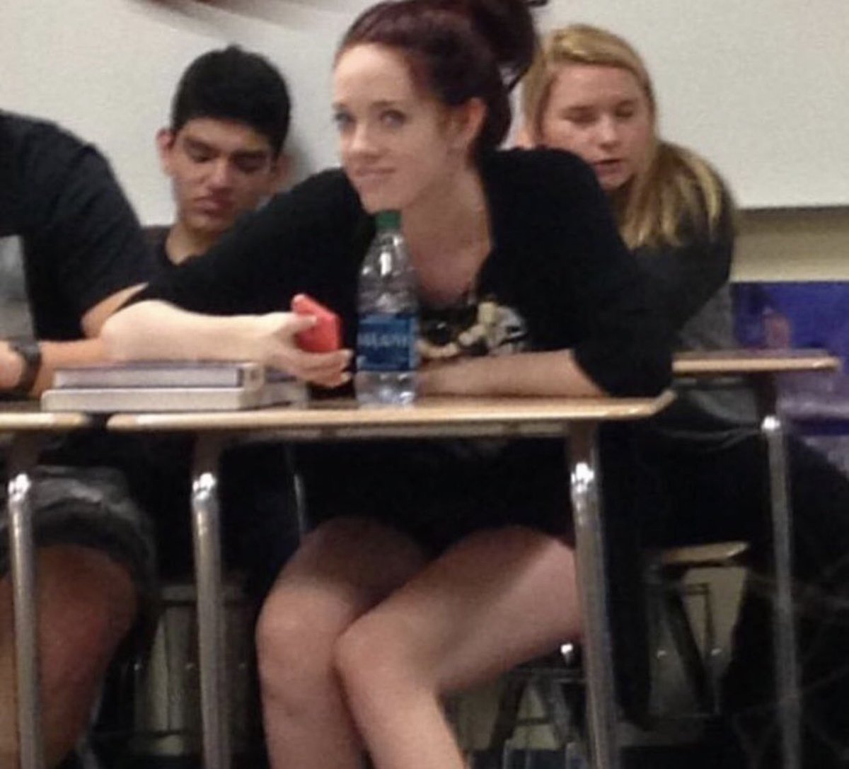 _cWhiii's tweet photo. A thread of me in my high school French class: credit to the photographer @Arenclelle https://t.co/HDONHyrUCM