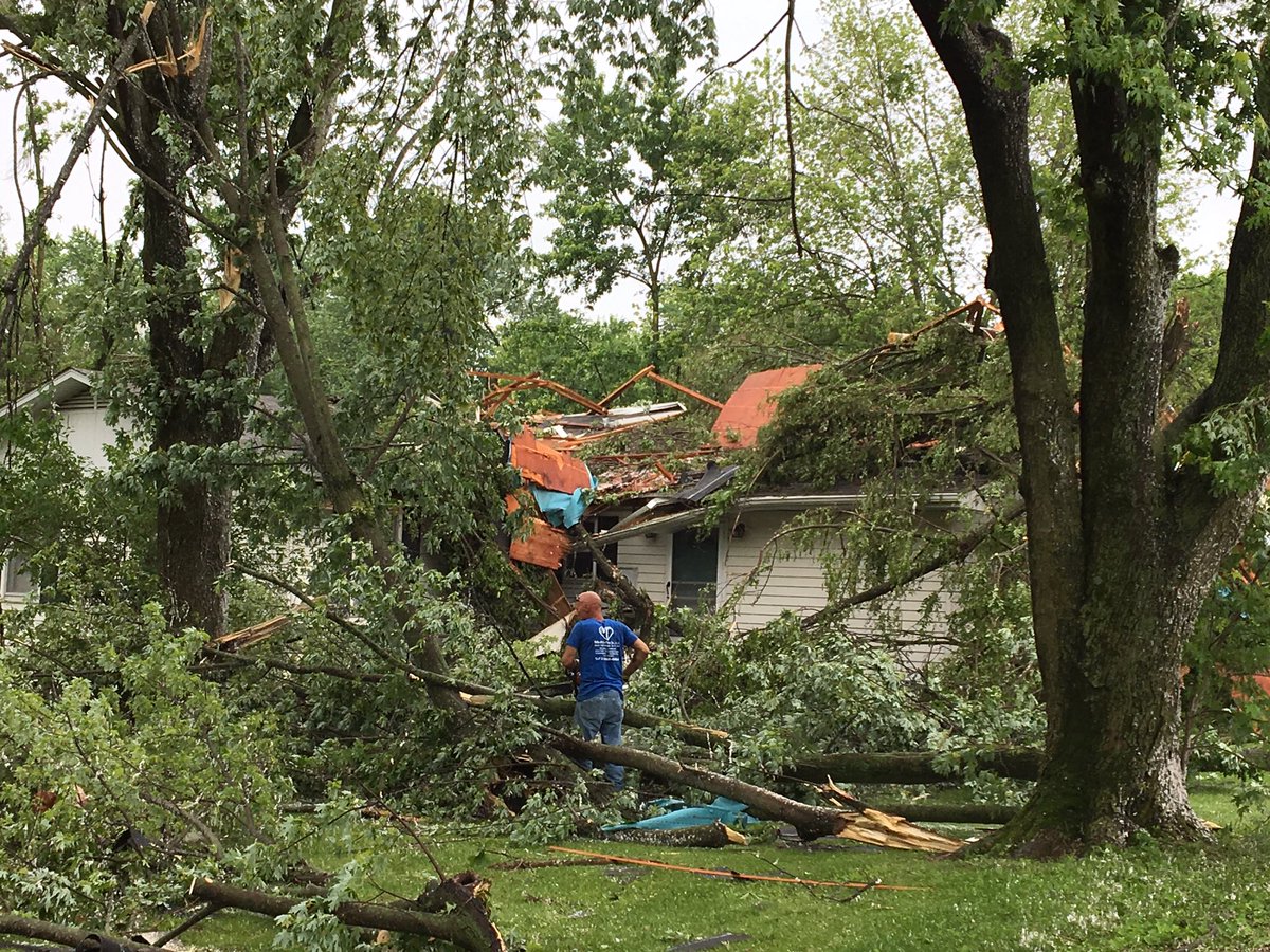 FirstLadyTeresa's tweet photo. Some pictures of the damage here in Eldon, MO! Many fellow Missourians are out and helping their neighbors with recovery efforts. Please keep all those affected in your thoughts and prayers! #PrayersForMissouri https://t.co/HFWQeJ2d5v