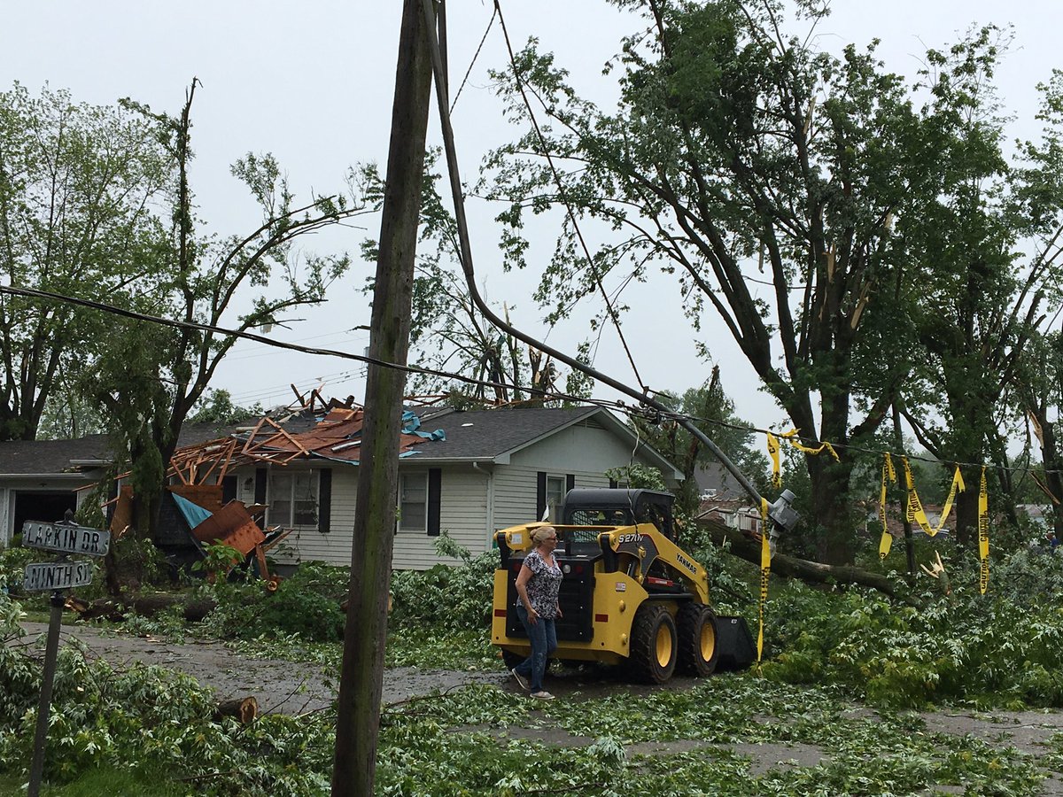 FirstLadyTeresa's tweet photo. Some pictures of the damage here in Eldon, MO! Many fellow Missourians are out and helping their neighbors with recovery efforts. Please keep all those affected in your thoughts and prayers! #PrayersForMissouri https://t.co/HFWQeJ2d5v