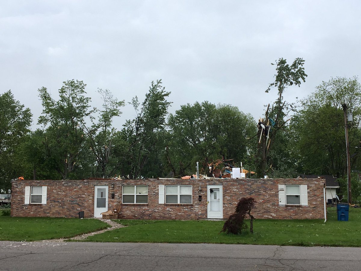 FirstLadyTeresa's tweet photo. Some pictures of the damage here in Eldon, MO! Many fellow Missourians are out and helping their neighbors with recovery efforts. Please keep all those affected in your thoughts and prayers! #PrayersForMissouri https://t.co/HFWQeJ2d5v