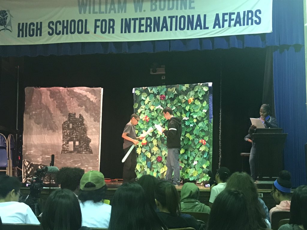 ByDenisDevine's tweet image. Danger of tweeting during the play! This is the moment BEFORE the Spanish general on the left cut down his insubordinate underling with his sword stroke!  here @BodineHS watching students perform @PCCYarts-funded short plays! #picassoProject @PCCYteam @PHLschools #phled