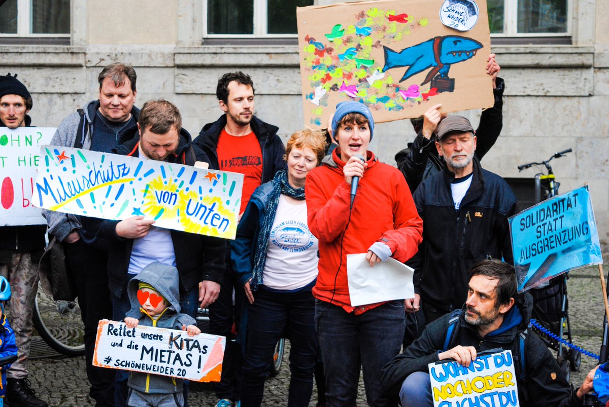 Schoeneweider20's tweet photo. Das Ziel unserer gestrigen Kundgebung war mehr Menschen über Milieuschutz, Vorkaufsrecht und Abwendungserklärung aufzuklären. Viele Menschen wissen gar nicht was das ist und Eines steht fest: das Milieu ist noch nicht ausreichend geschützt! VIELEN DANK an Alle, die da waren ✊😊 https://t.co/dVjaXxrhDm