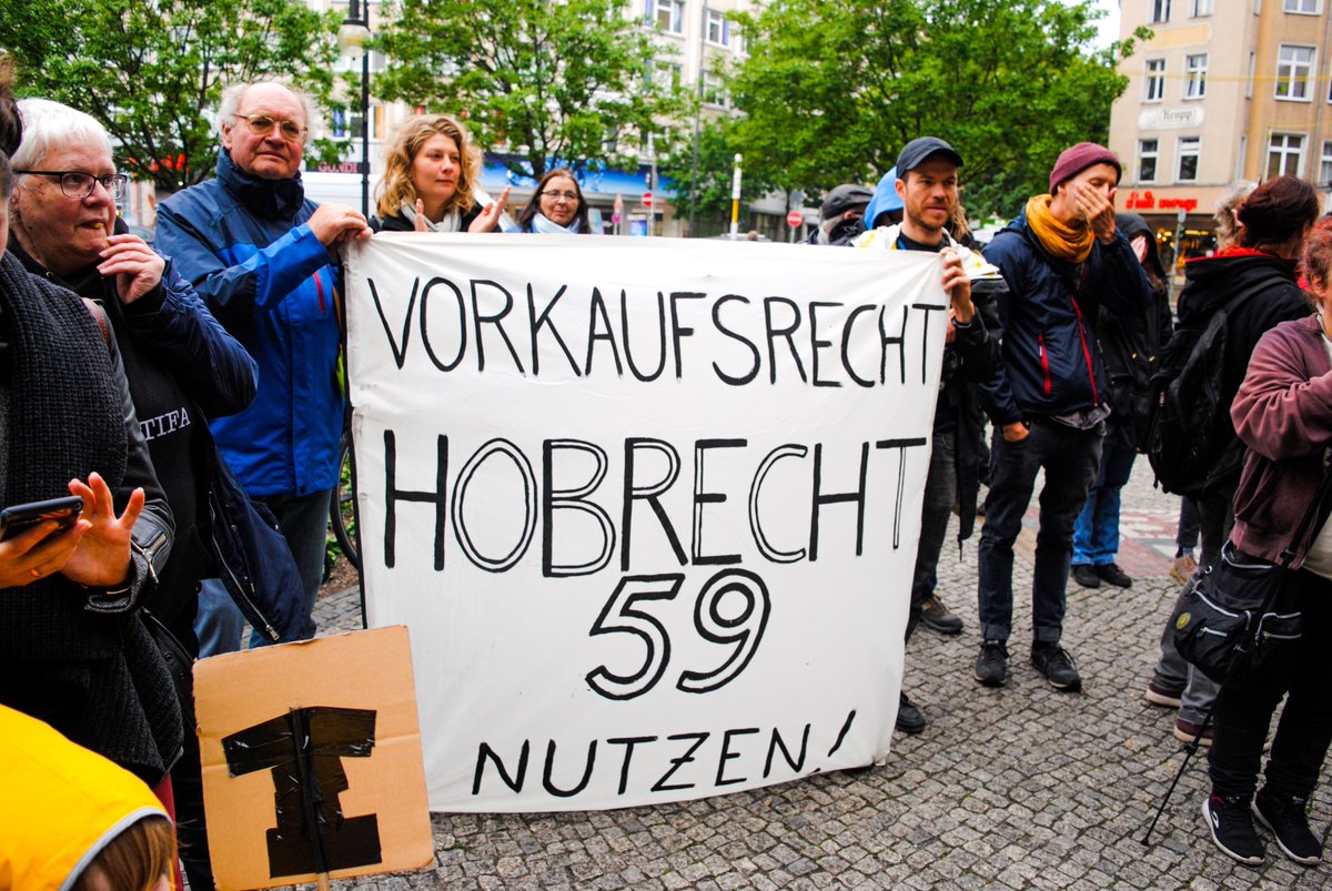 Schoeneweider20's tweet photo. Das Ziel unserer gestrigen Kundgebung war mehr Menschen über Milieuschutz, Vorkaufsrecht und Abwendungserklärung aufzuklären. Viele Menschen wissen gar nicht was das ist und Eines steht fest: das Milieu ist noch nicht ausreichend geschützt! VIELEN DANK an Alle, die da waren ✊😊 https://t.co/dVjaXxrhDm