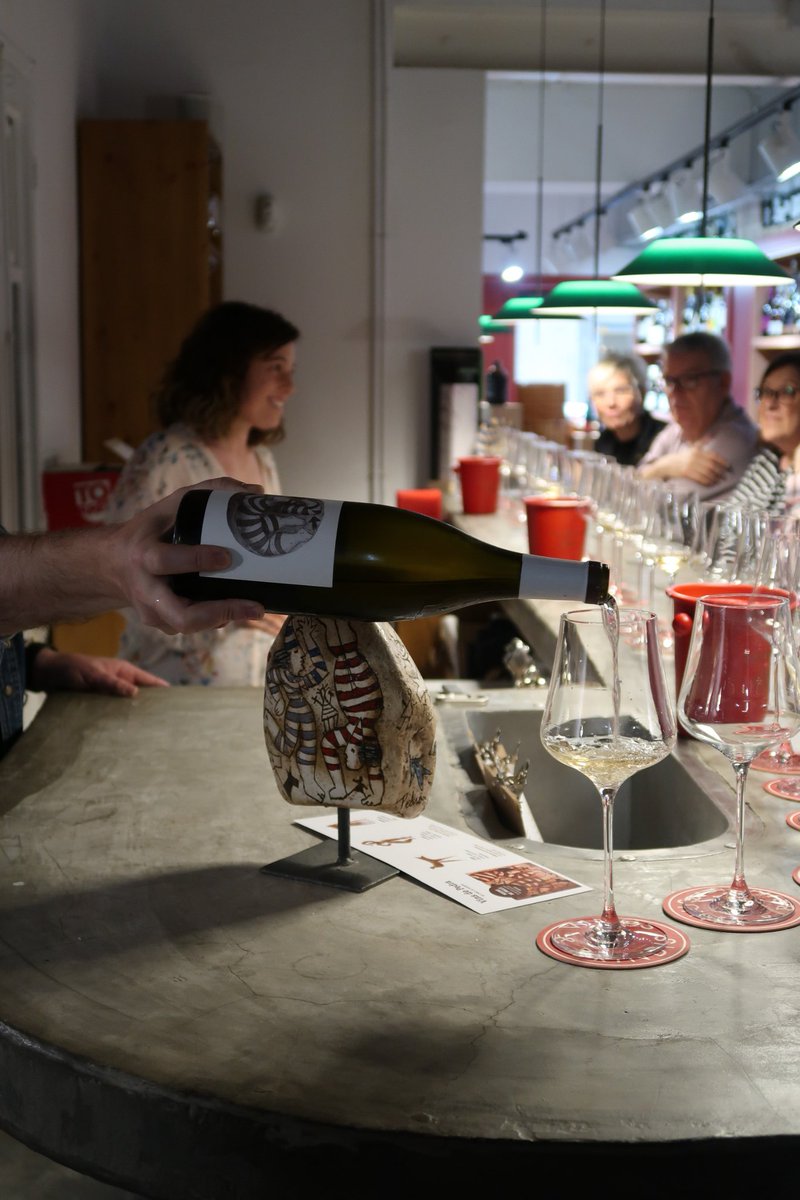 vinsdepedra's tweet photo. Avui fem segona parada de la #Roadbcn de #VinsdePedra a @vinusbrindis ! Noves anyades i novetats a la barra d'en Fredi. @DOConcaBarbera @SentitsBCN #doconcadebarbera #vicatala #trepat #catalanwine https://t.co/gFTNesPXV6