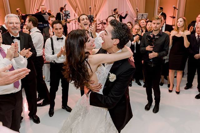 bluecat_cinema's tweet photo. Loving this fun shot by @heatherkincaidphoto  of Marissa &amp; David on the dance floor! || Videography: @bluecat_cinema | Photography: @heatherkincaidphoto | Venue: @langhampasadena | Planner: @hwsevents https://t.co/hgKYnwHUlK