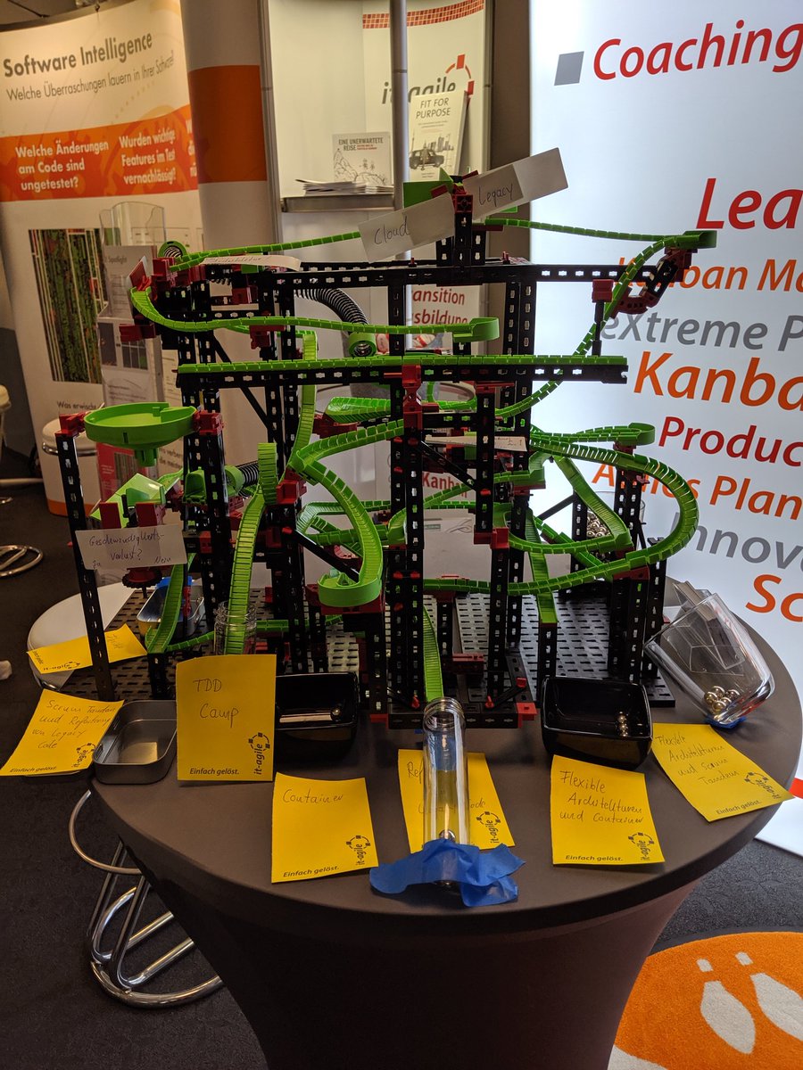 Komische Murmelbahn am SEACON-Stand von <a href="/itagile/">it-agile</a> .  Auch morgen gibt es noch die Chance, herauszufinden, was das soll.