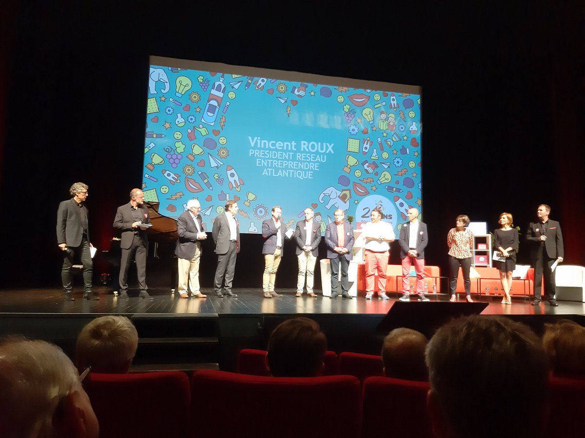 carolineedouard's tweet photo. Une belle brochette pour lancer la soirée  des 20ans du #reseauentreprendre à Nantes !
#unamourdereseau <3 https://t.co/ons65tN4yZ