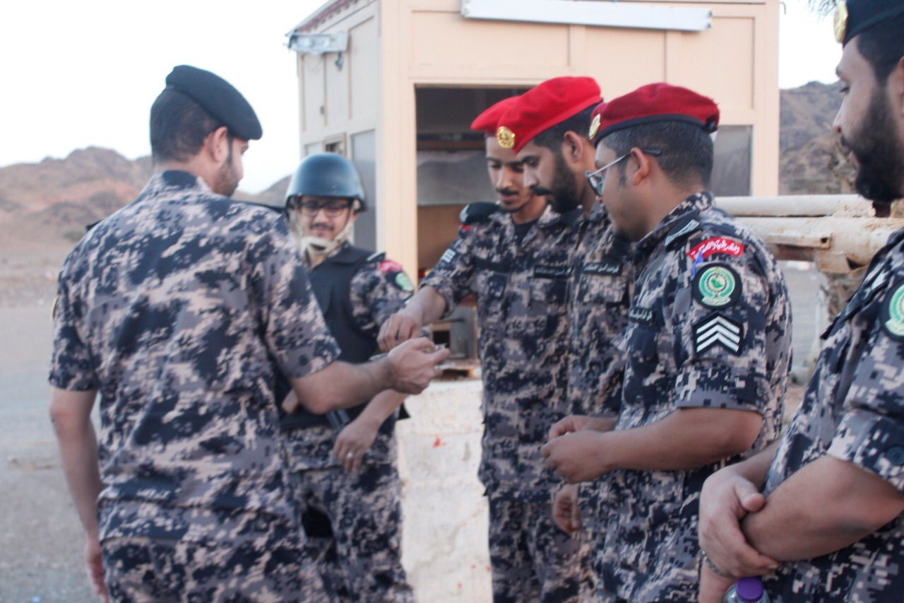 قوات أمن المنشآت Pa Twitter شارك قائد مركز تدريب القوات بمنطقة المدينة المنورة الرائد فهد الحسيني منسوبي المركز من ضباط وأفراد وجبة الإفطار خلال هذا الشهر الفضيل متمنيا لهم التوفيق والسداد