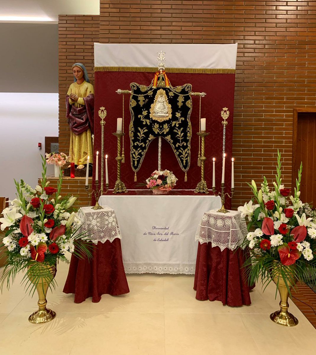 Altar de cultos a nuestro Simpecado, 
elaborado con motivo del Solemne Triduo en Honor a María Santísima del Rocío a cargo de nuestras Camaristas y Mayormodo.