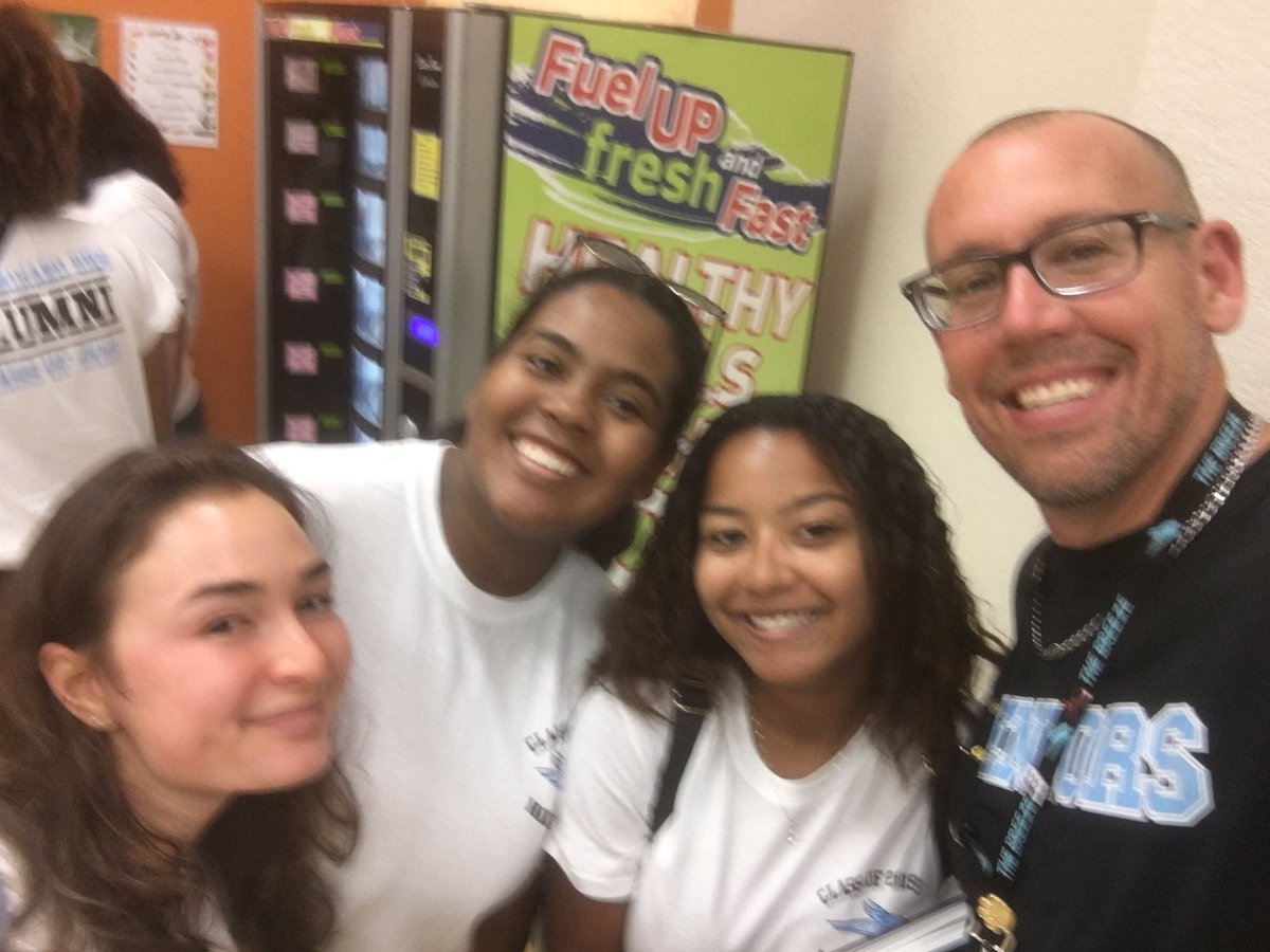 WestBrowardHigh's tweet photo. Senior Barbecue Selfies!!!   @browardschools https://t.co/V8kwHNLMhH