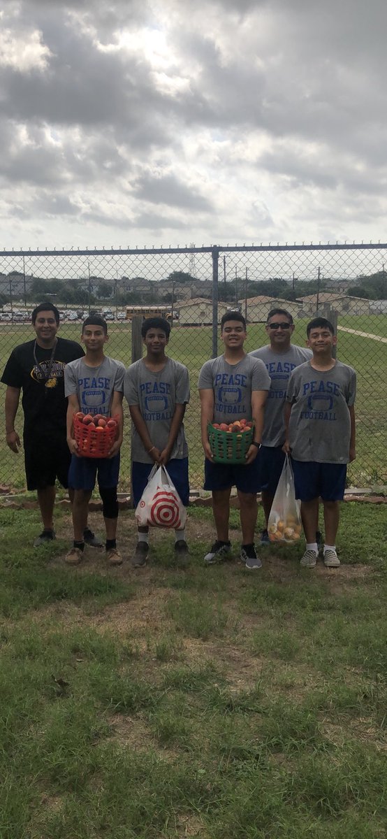 CoachRyanSolis's tweet photo. Athletes and coaches were excited to help out an elderly Pease neighbor with picking fruit from trees in her yard this morning. In the end athletes were given a huge thank you and surprised with the donation of the majority of peaches and oranges picked! #nisdpease #nisdathletics https://t.co/0DLw839k3Y