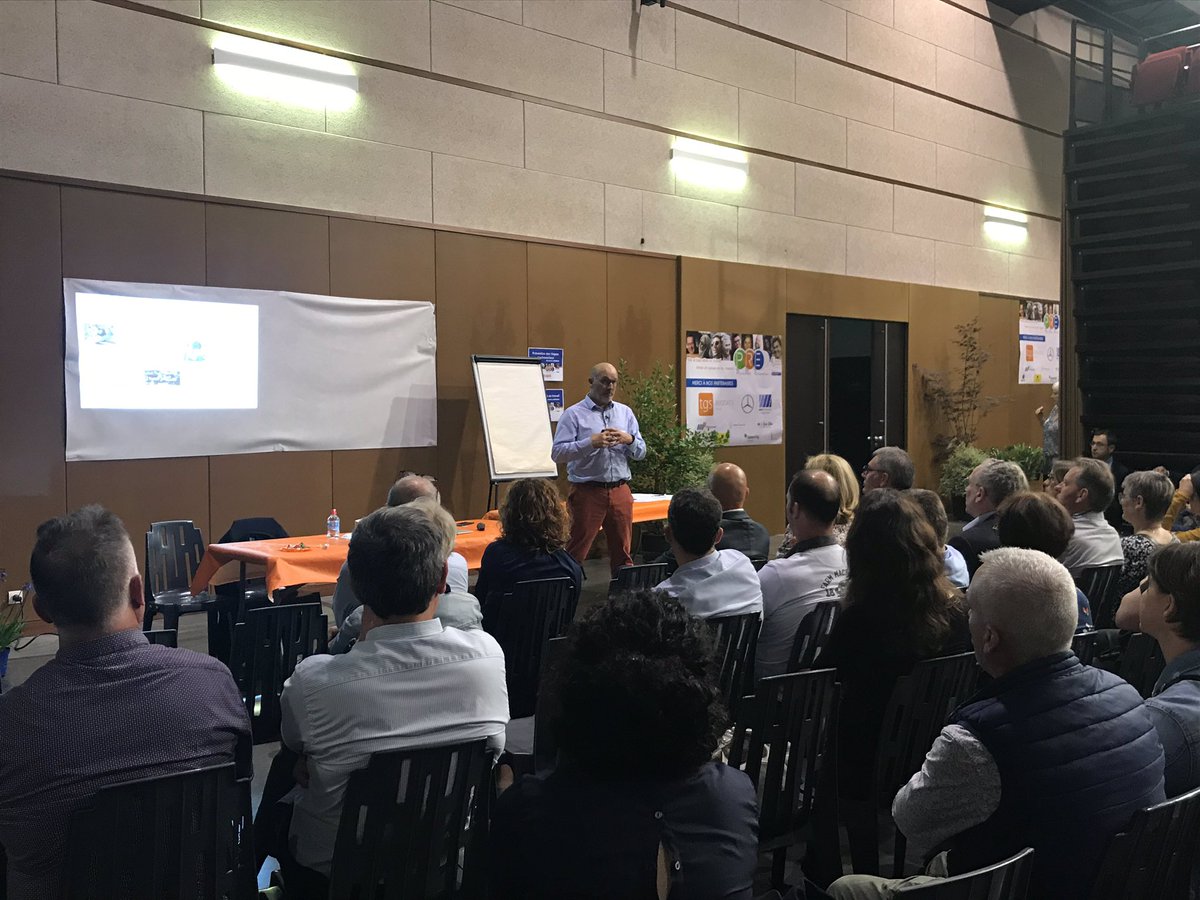 PREpaysderetz's tweet photo. #PRE2019 : Atelier « Qualité de vie au travail » animé par Alexandre Lajeunesse, tout le monde à l’écoute pour 30 mins. Un événement avec le soutien de @CCINantes @FarrouetPRO https://t.co/A2RqtJGShm