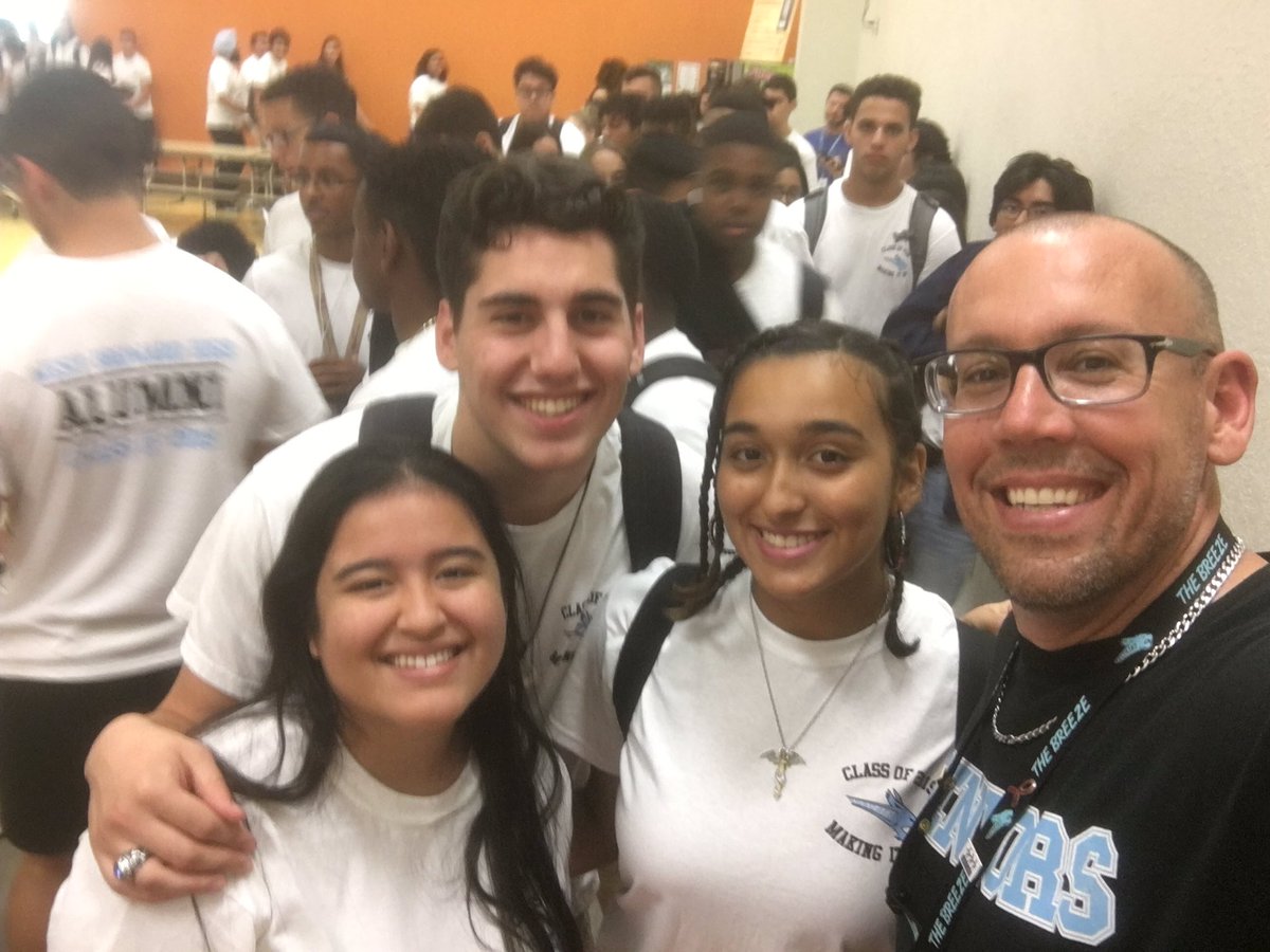 WestBrowardHigh's tweet photo. Senior Barbecue Selfies!!!   @browardschools https://t.co/JsIlqlkxMf