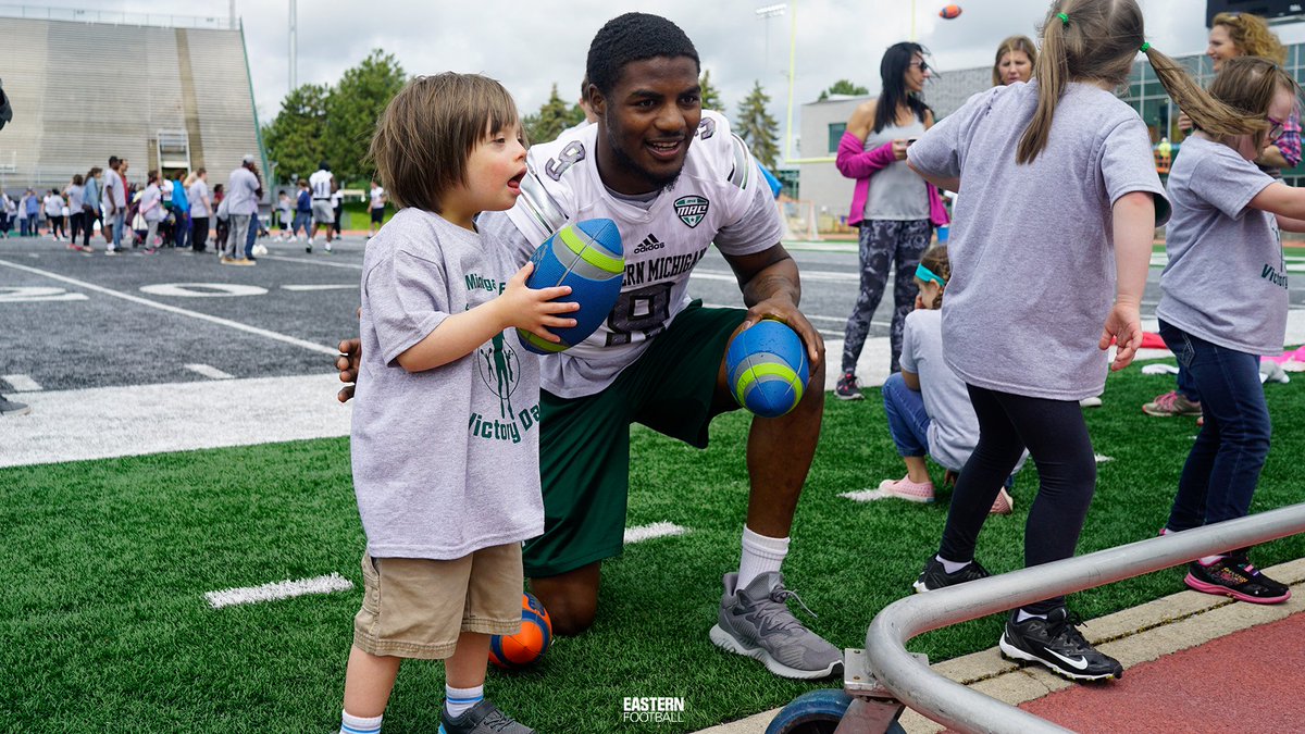 EMUEaglesPhoto's tweet photo. Best day of the year. 

📸 @EMUFB's 6th Annual Victory Day 

Full gallery ➡️ https://t.co/JfCf9TaUTr

#EMUEagles 🦅 | #ETOUGH ⛓ https://t.co/Vouz7jwOD7