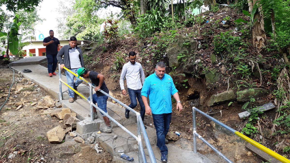 ColonCity3's tweet photo. Alcalde @FedePolicani trabajando hasta el último día de su mandato, hoy inspeccionó los avances en la construcción de una vereda en el sector del límite en la Y, en el Corregimiento de San Juan. Este proyecto beneficiará cientos de familias del sector. @ColonAlcaldia https://t.co/GQQnHTTrt1