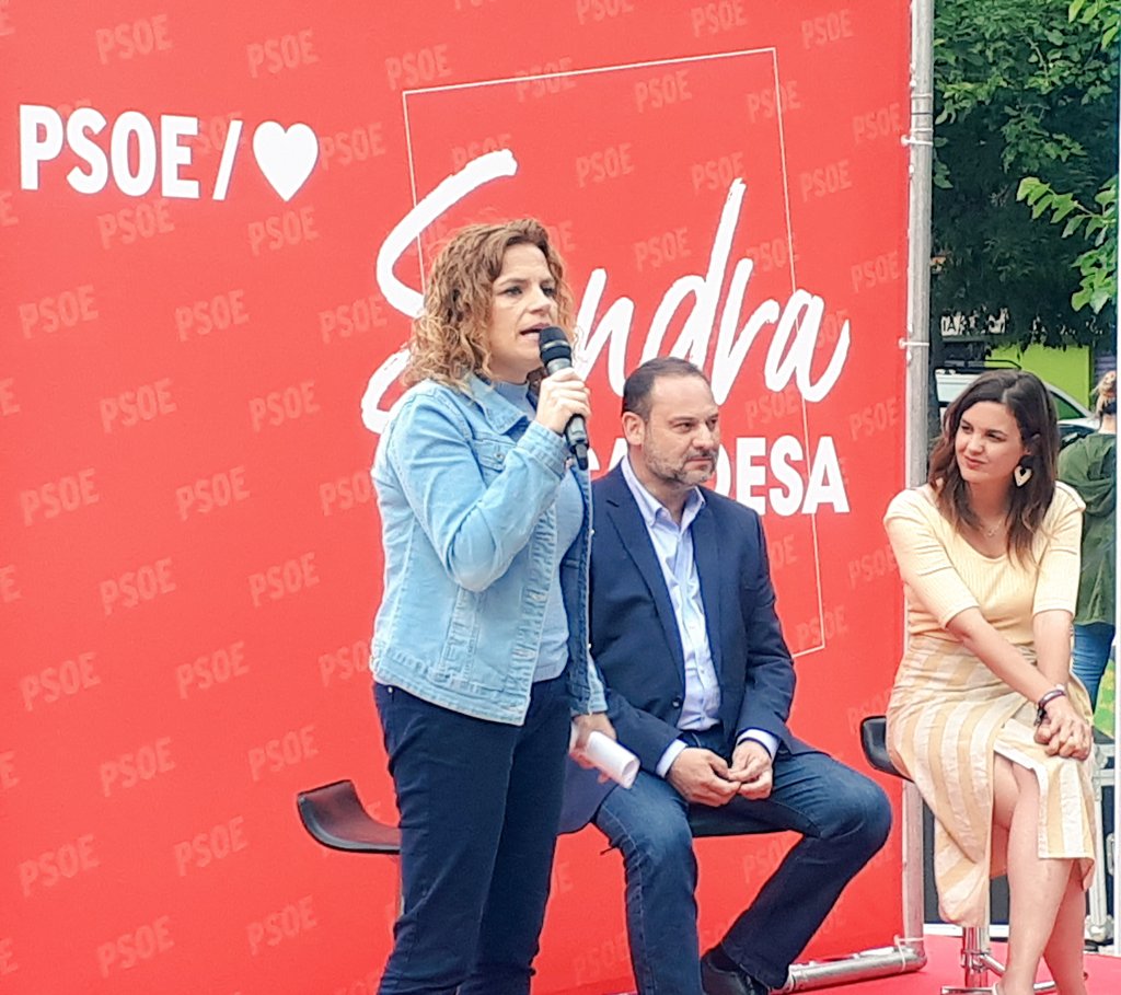 Vinglada's tweet photo. Viendo al Ministro de @fomentogob @abalosmeco en el Barrio de #Senabre @SanGomezLopez https://t.co/a6Nn1PKMjT